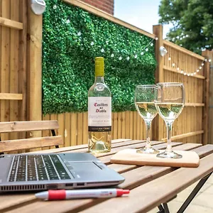 Vibes: With Outdoor Space Southampton